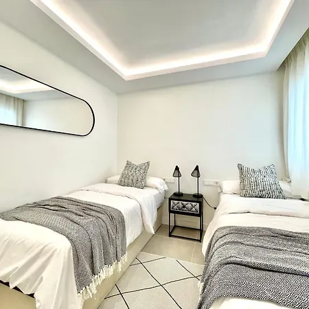 Reina Sofia 53 Port And Sea View 埃斯特波纳